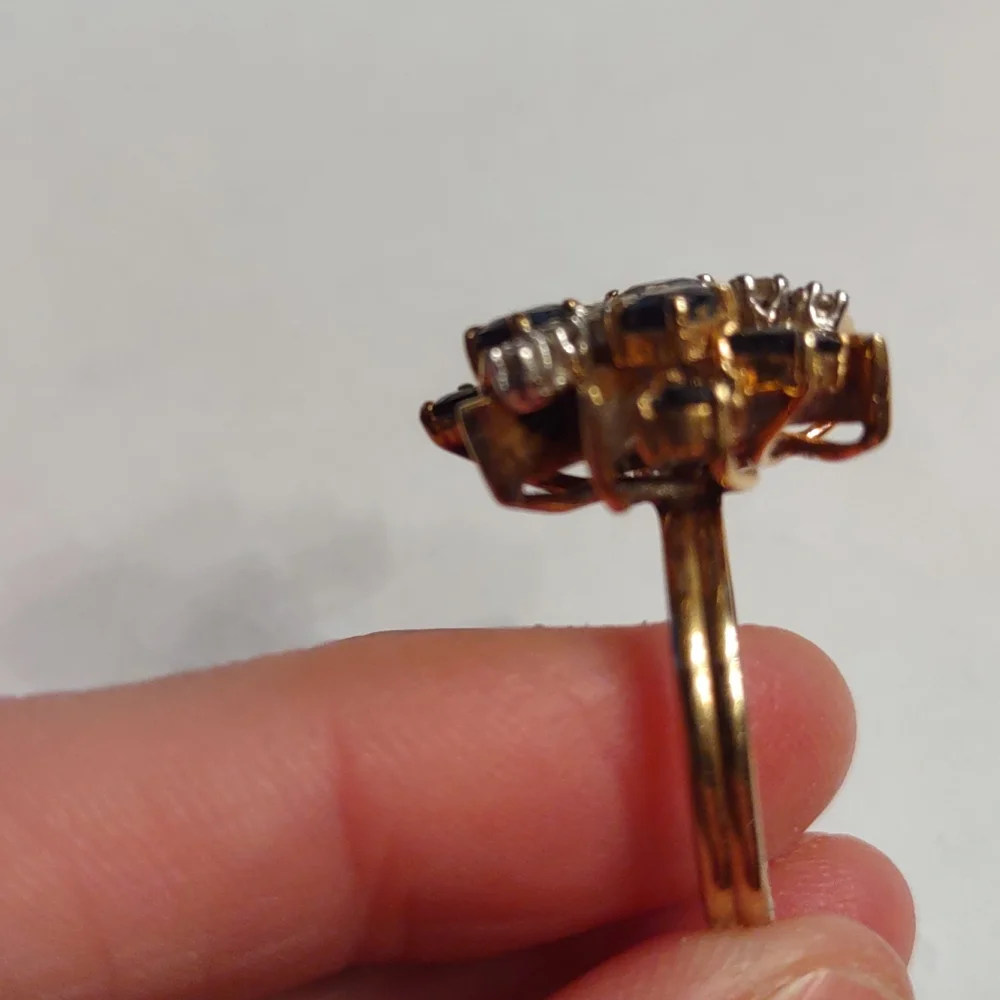 Blue sapphire And diamond ring 14 kt yellow gold